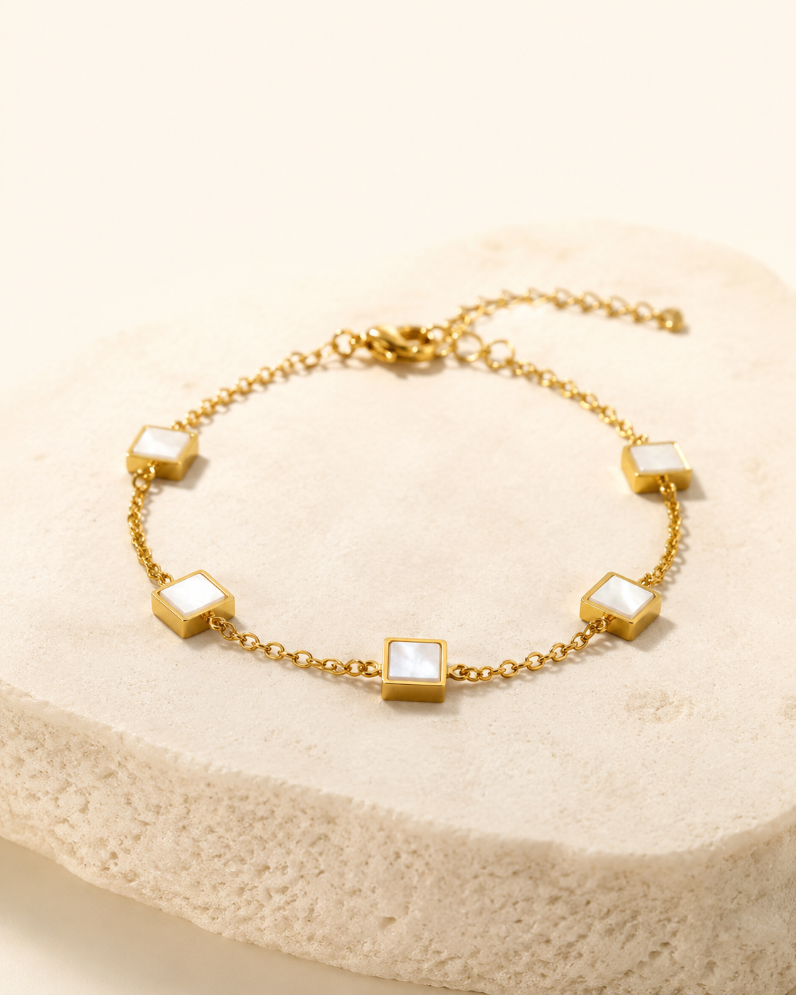 Bracelet Carré Nacré — bracelet Elora sur fond ivoire