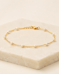 Bracelet Perle Dorée — bracelet Elora sur fond ivoire