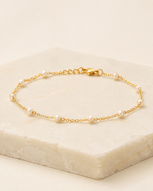 Bracelet Perle Dorée — bracelet Elora sur fond ivoire