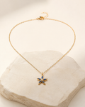 Collier Étoile Azur — collier Elora sur fond ivoire