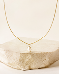 Collier Goutte Nacrée — collier Elora sur fond ivoire
