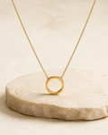 Collier Halo — collier Elora sur fond ivoire