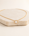 Collier Perle Carrée — collier Elora sur fond ivoire