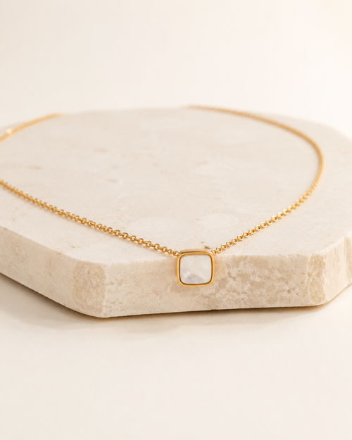 Collier Perle Carrée — collier Elora sur fond ivoire